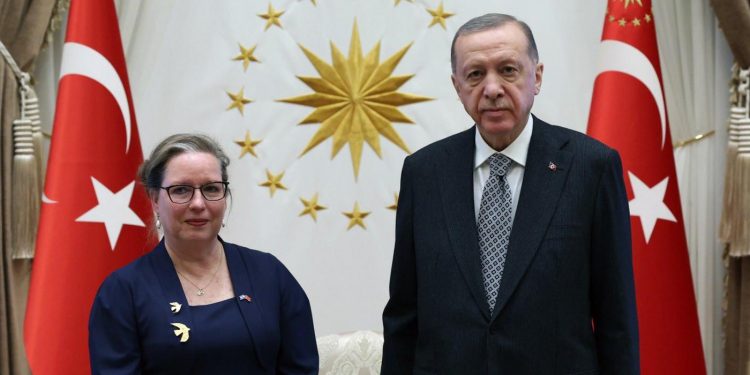 السفيرة الإسرائيلية في تركيا: قلوبنا معكم