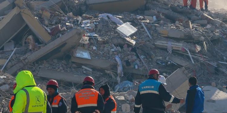 فريق إنقاذ إسرائيلي يغادر تركيا بسبب تهديد أمني