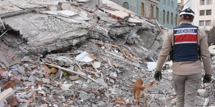 ارتفاع عدد الخسائر بالأرواح في زلزال ملاطية وانتشال ضحايا من تحت الأنقاض