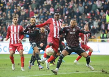 سيفاسبور يجمد انتصارات بشكتاش في الدوري التركي