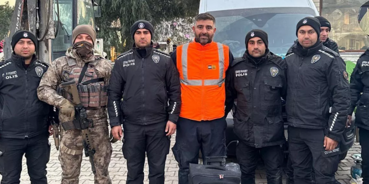 تركيا.. موظف يسلم الشرطة 4 ملايين دولار وجدها بين الركام