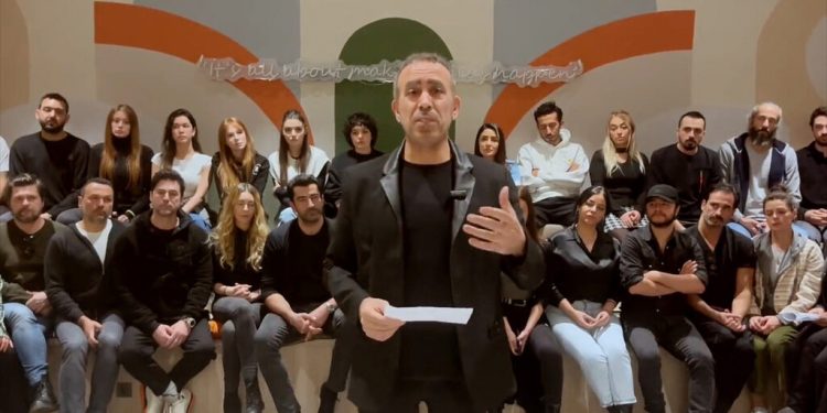 مطرب تركي يتعرض لهجوم بسبب جمعه تبرعات لضحايا الزلزال 