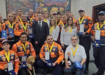 منح وسام “فرانسيسكو دي ميراندا” لفريق الإنقاذ الفنزويلي عقب العودة من تركيا