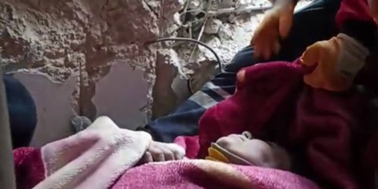 بعد 175 ساعة تحت الأنقاض.. انتشال طفلين وأمهما من تحت الأنقاض