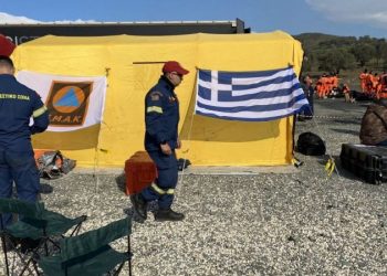 اليونان ترسل مساعدات إنسانية إلى تركيا على متن خمس طائرات