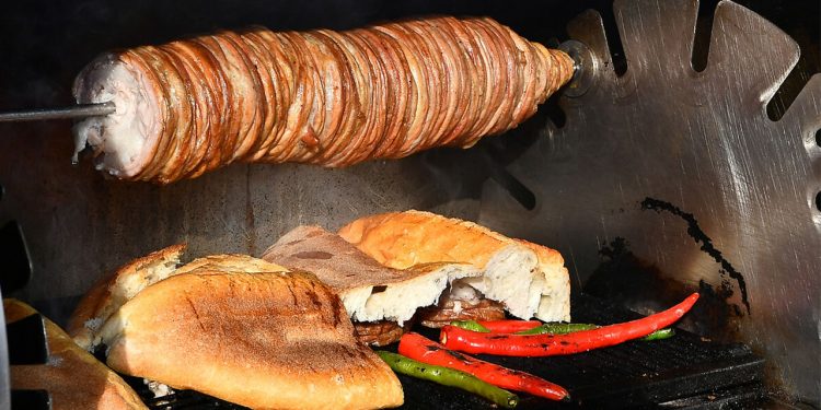 “كوكوريتش”.. أكثر أطباق الشوارع شهرة في تركيا