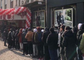 طوابير طويلة أمام متجر بيع ملابس مخفضة في معقل العدالة والتنمية