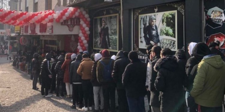 طوابير طويلة أمام متجر بيع ملابس مخفضة في معقل العدالة والتنمية