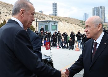 أردوغان يصطحب حليفة لمنطقة الزلزال بعد تعرضه لانتقادات