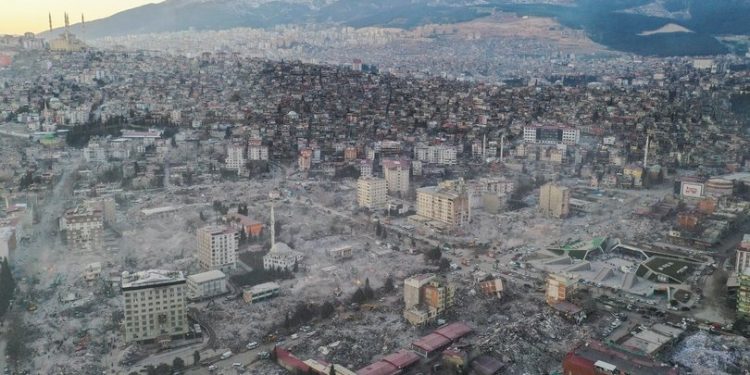 مهندسون بريطانيون يحققون في انهيار الأبنية بمناطق زلزال تركيا