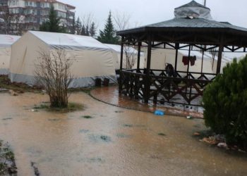  مياه الفيضان تغمر خيام ضحايا الزلزال في شانلي أورفة وأديامان