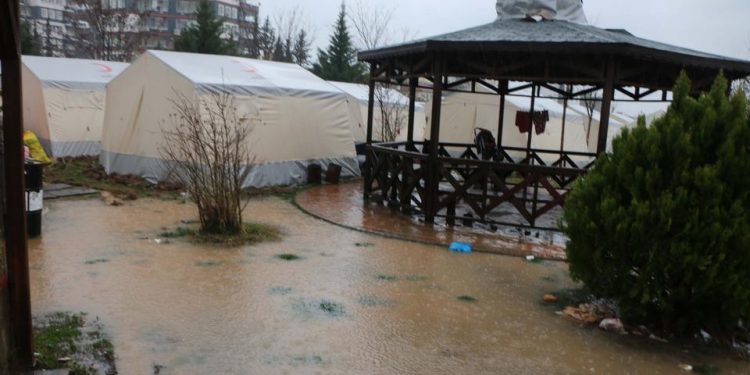  مياه الفيضان تغمر خيام ضحايا الزلزال في شانلي أورفة وأديامان