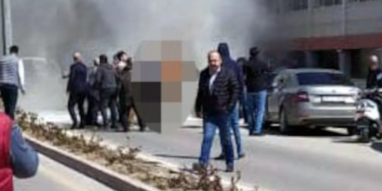 تركيا.. مواطن يشعل النار في زوجته أمام مبنى البلدية
