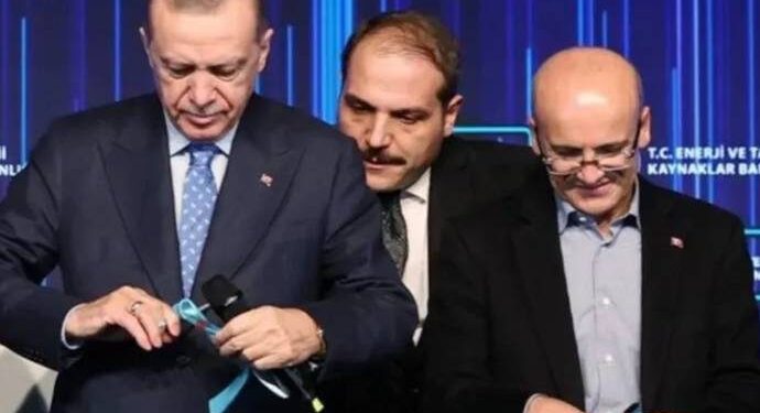 أردوغان يلتقي وزير المالية السابق محمد شيمشاك.. هل يتولى إصلاح ما أفسده؟