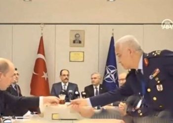 جنرال تركي يجمع أكواب الشاي الفارغة خلال لقاء مع السويد وفنلندا بحلف الناتو!