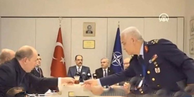 جنرال تركي يجمع أكواب الشاي الفارغة خلال لقاء مع السويد وفنلندا بحلف الناتو!