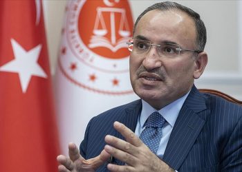 وزير العدل التركي: الانتخابات اختيار بين الشمبانيا والساجدين