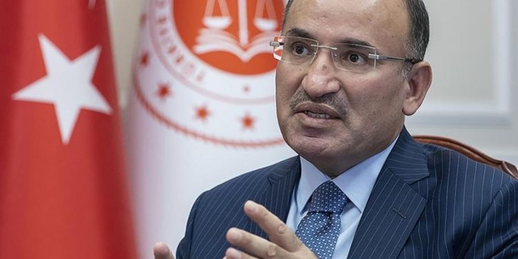 وزير العدل التركي: الانتخابات اختيار بين الشمبانيا والساجدين