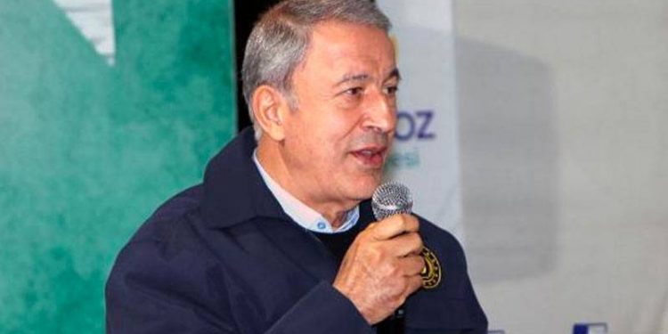 وزير الدفاع التركي يعلق على “تدفق اللاجئين إلى تركيا” بعد الزلزال