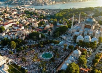 تركيا تعيش عيد الفطر في ظروف استثنائية