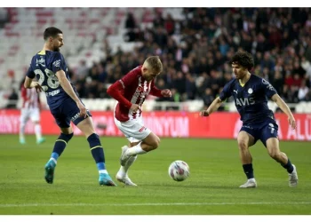 الدوري التركي فنربخشة يهزم سيفاسبور 3-1