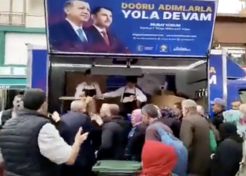 العدالة والتنمية يوزع خبزًا مجانيًا على الأتراك قبل الانتخابات