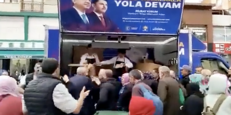 العدالة والتنمية يوزع خبزًا مجانيًا على الأتراك قبل الانتخابات