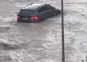 مدينة أضنة التركية تغرق في السيول الجارفة