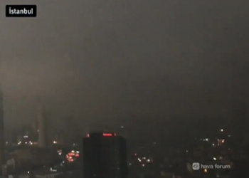 غيمة عجيبة تحول النهار في إسطنبول إلى ليل حالك!