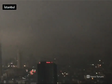 غيمة عجيبة تحول النهار في إسطنبول إلى ليل حالك!