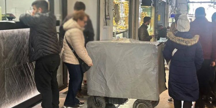 المركزي التركي يجمع الدولار من السوق المغطى في صناديق حديدية