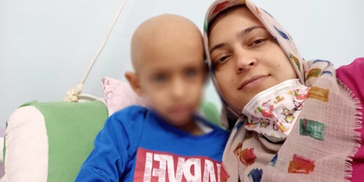 طفل تركي مصاب بالسرطان يعود لحضن أمه المعتقلة