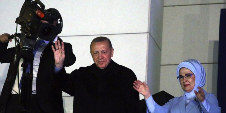 أردوغان يحضّ المرأة التركية على ضرورة المشاركة في الجولة الثانية من الانتخابات