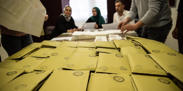 كيف علق الكتاب الأتراك على نتيجة الانتخابات؟