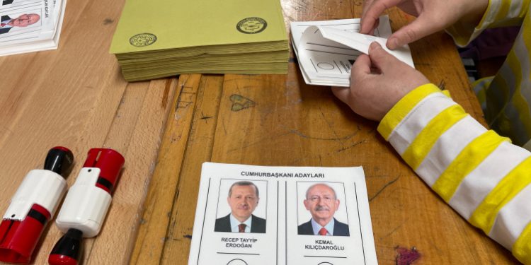 غلق صناديق الاقتراع في تركيا وانطلاق عمليات الفرز
