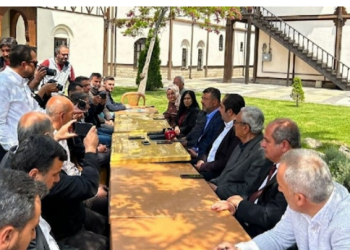 برلماني تركي يطالب بالتحقيق في اتهامات حكومة العدالة والتنمية بالفساد