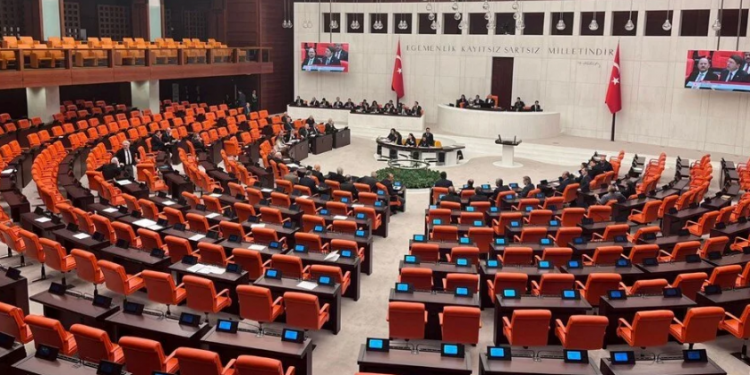 10 رؤساء أحزاب تركية يفوزون بعضوية البرلمان