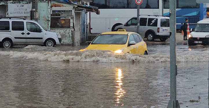 شوارع أضنة تتحول إلى بحيرات بسبب الأمطار