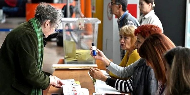 تركيا.. شرطي يحذر من مخطط للإيقاع بضحايا الفصل التعسفي خلال الانتخابات