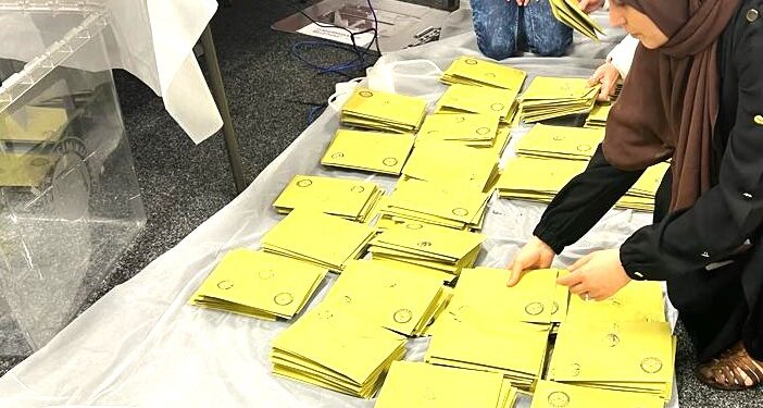 صحفي تركي: العدالة والتنمية حصل على أصوات نظير الإفراج عن سجناء