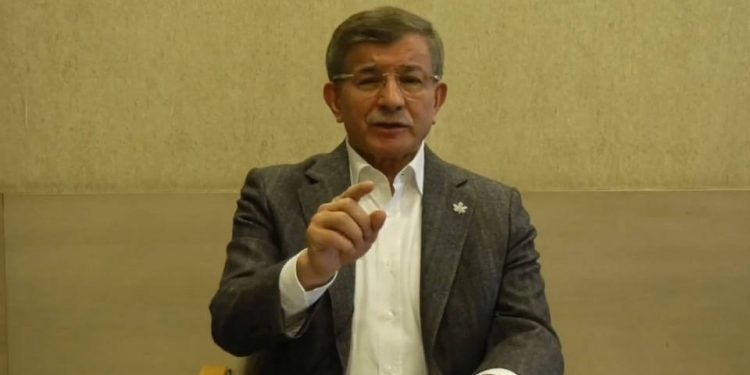 داود أوغلو يوجه تحذيرا لرجال أردوغان