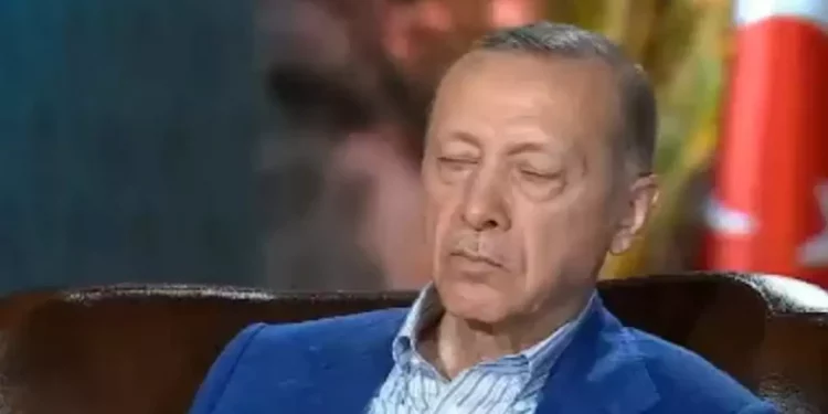 أردوغان ينام خلال بث مباشر! 