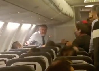 تركيا.. مشادة بين وزير المالية ومسافرين  