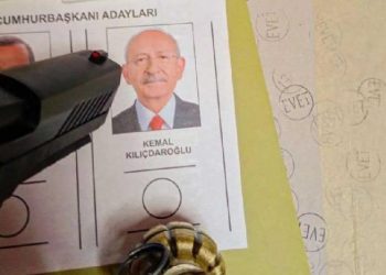 تركي يصوب المسدس على صورة كيليتشدارأوغلو 