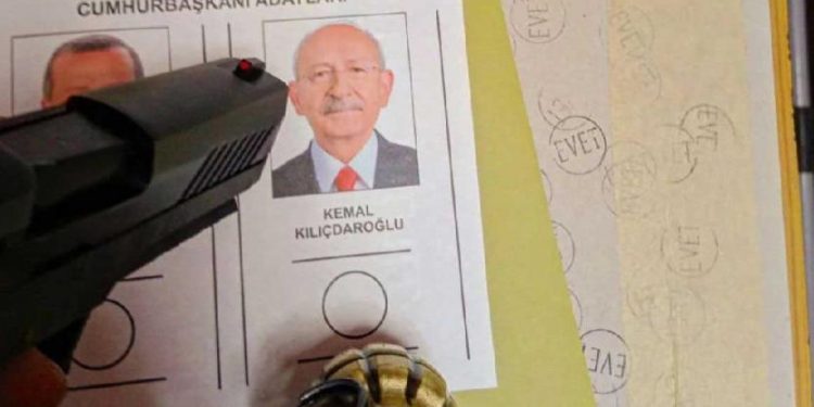 تركي يصوب المسدس على صورة كيليتشدارأوغلو 