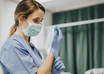 76% من الممرضات التركيات يرغبن في العمل بالخارج