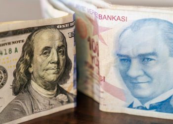 الدولار يرتفع أمام الليرة في تركيا بعد رفع الفائدة