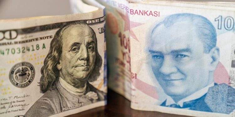 الدولار يرتفع أمام الليرة في تركيا بعد رفع الفائدة
