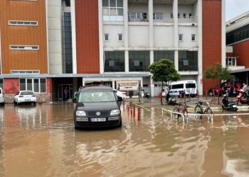 إجلاء مرضى من مستشفى تركي بعد غرقه بالمياه