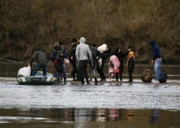 اليونان تطالب تركيا بوقف عبور المهاجرين للحدود